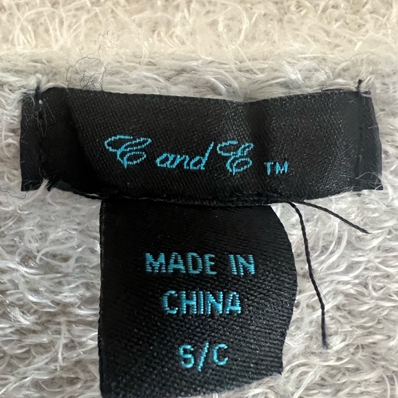 NWT C& C Women’s Short Sleeve Scoop Neck Fuzzy Light Gray Sweater size S - Picture 4 of 10